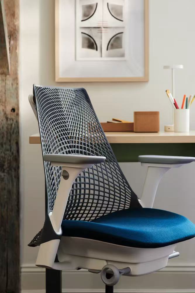Глубина сиденья Herman Miller Sayl 406–457 мм
