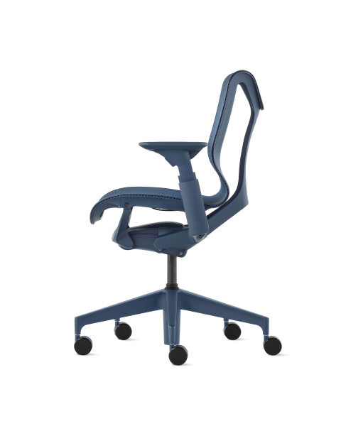 Кресло Herman Miller Cosm, низкая спинка, цвет Nightfall, регулируемые подлокотники