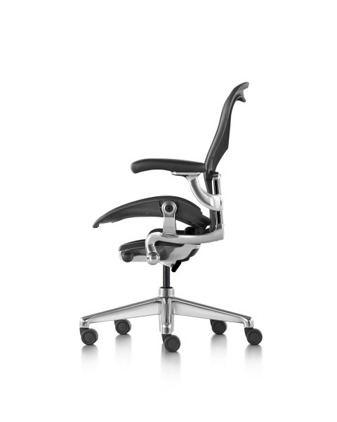 Кресло Herman Miller Aeron Graphite / Polished Aluminum, размер C